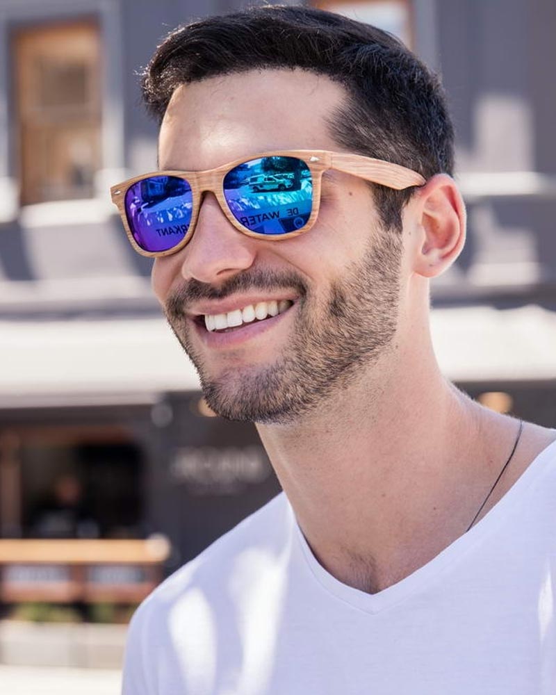 Träfärgade klassiska solglasögon med blågröna spegelglas #1473