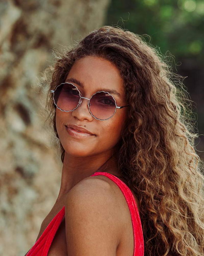 Runda vågiga solglasögon i silvrig metall med gradienta glas