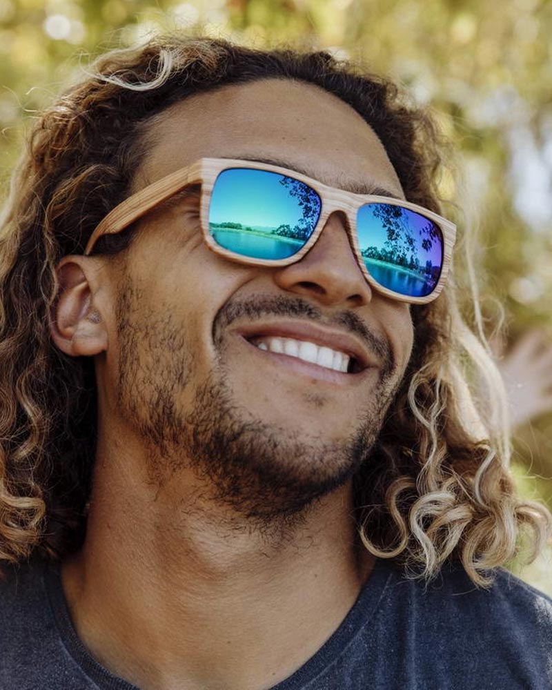 Träfärgade klassiska solglasögon med blågröna spegelglas #2474