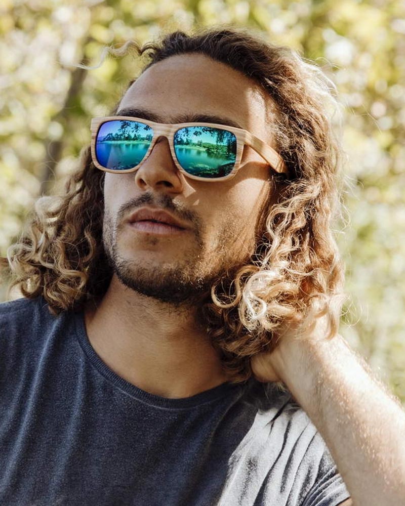 Träfärgade klassiska solglasögon med blågröna spegelglas #2474