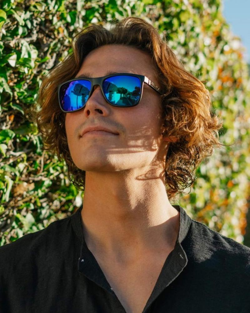 Klassiska solglasögon i mattsvart med gradienta spegelglas #2971