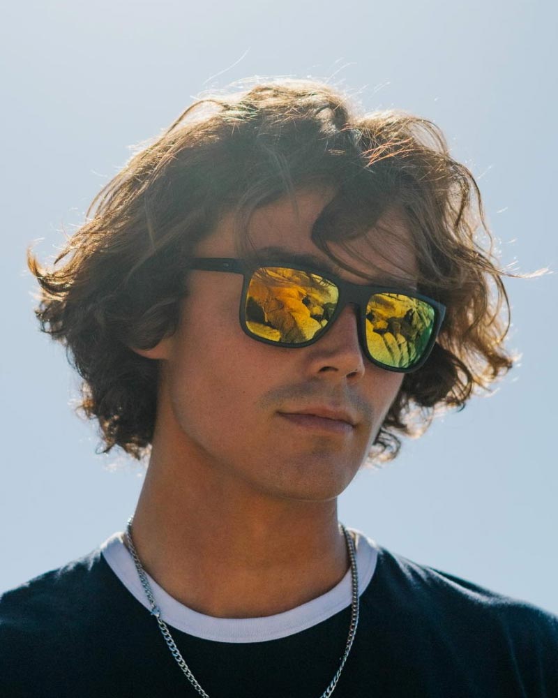 Klassiska solglasögon i mattsvart med orange spegelglas