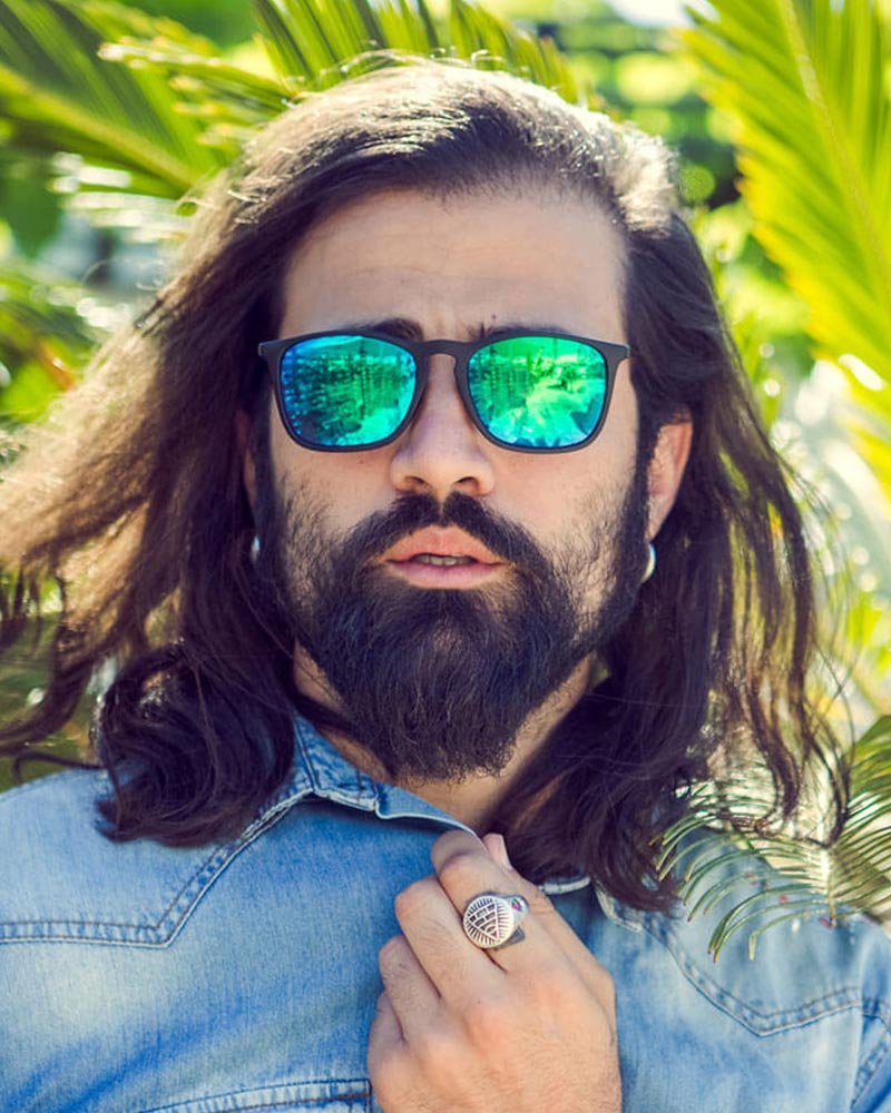 Klassiska solglasögon i mattsvart med gradienta spegelglas #491