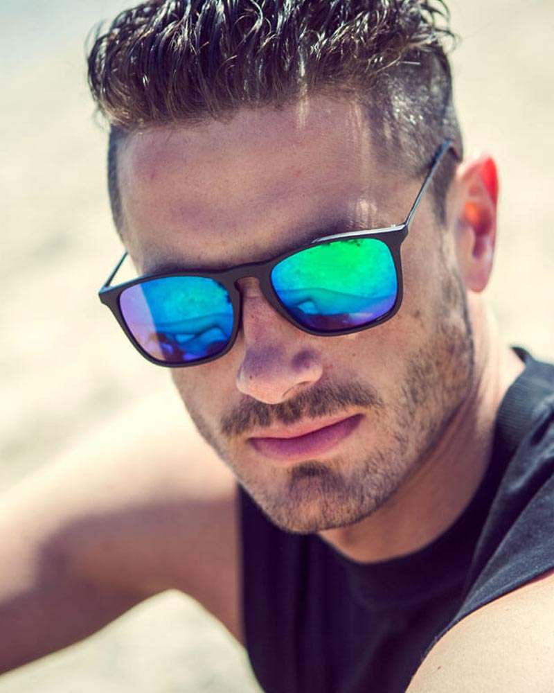 Klassiska solglasögon i mattsvart med gradienta spegelglas #491