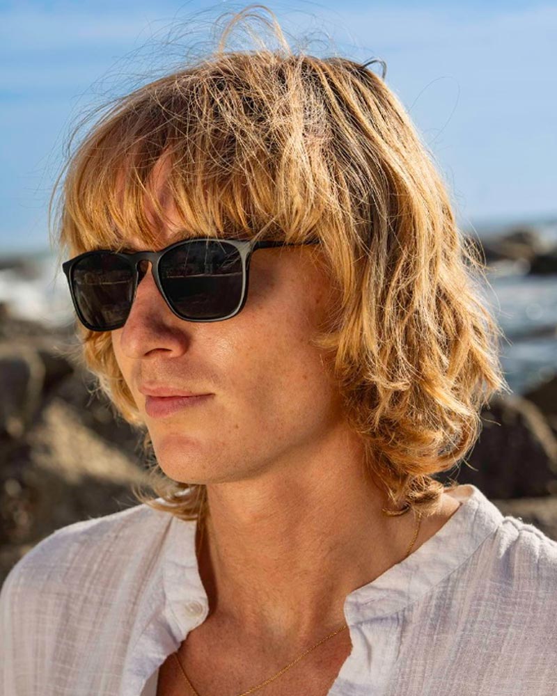 Klassiska solglasögon i svart med svarta glas #492