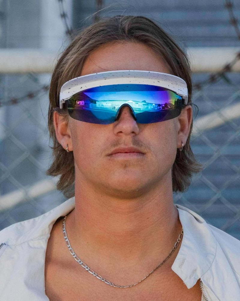 Solglasögon med solskärm, cylindriskt synfält och spegelglas