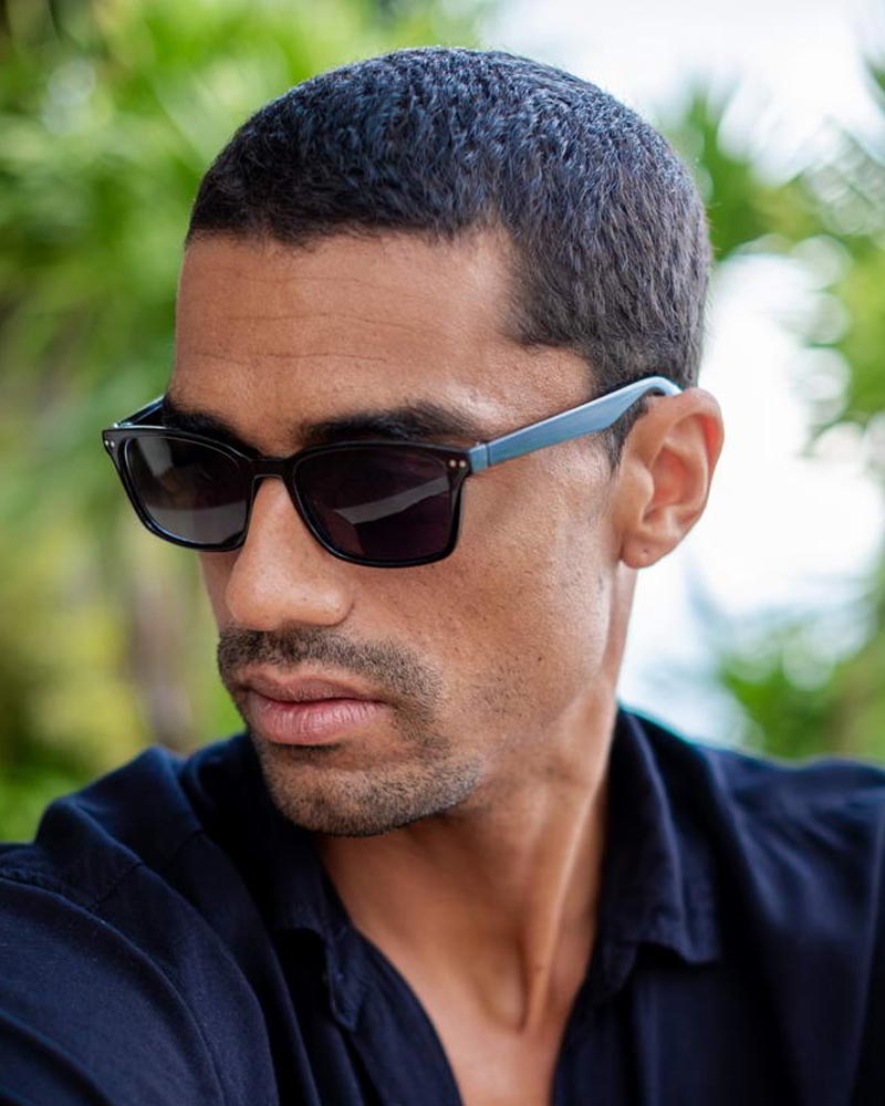 Klassiska solglasögon i svart med svarta glas #6044