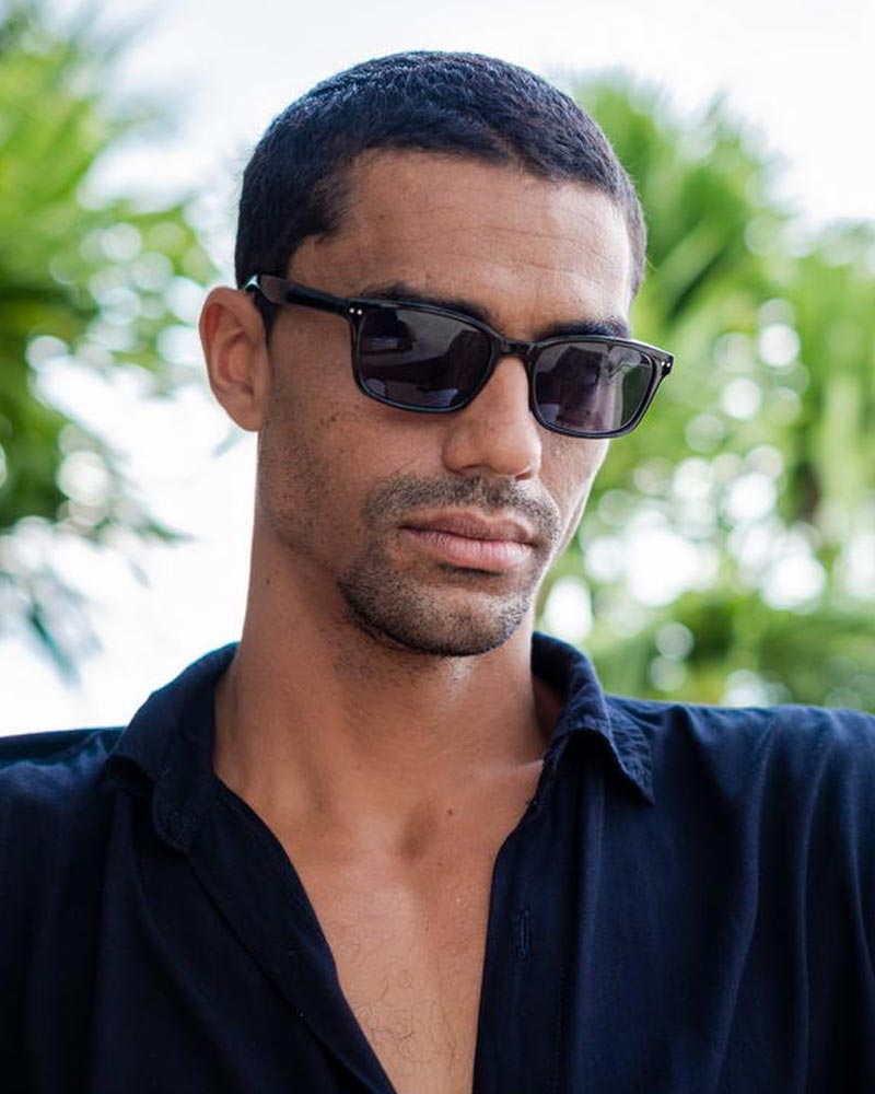 Klassiska solglasögon i svart med svarta glas #6044