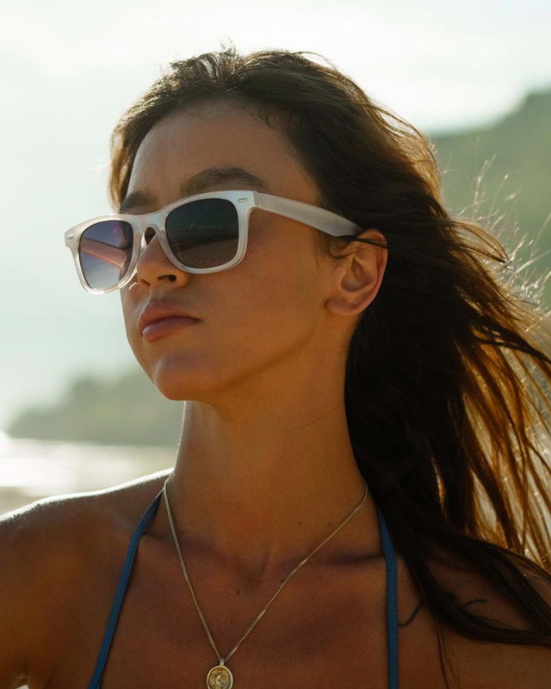 Klassiska solglasögon i vitt med svarta glas