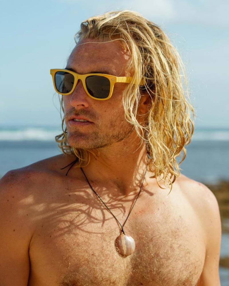 Klassiska solglasögon i gult med svarta glas