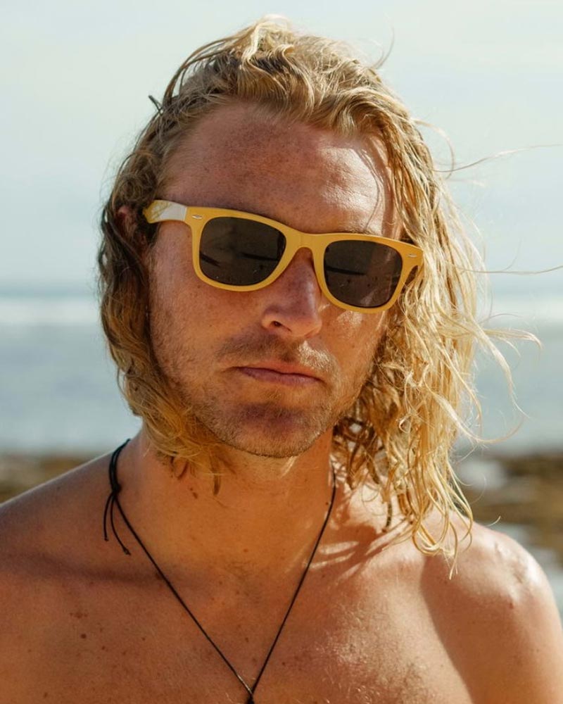 Klassiska solglasögon i gult med svarta glas