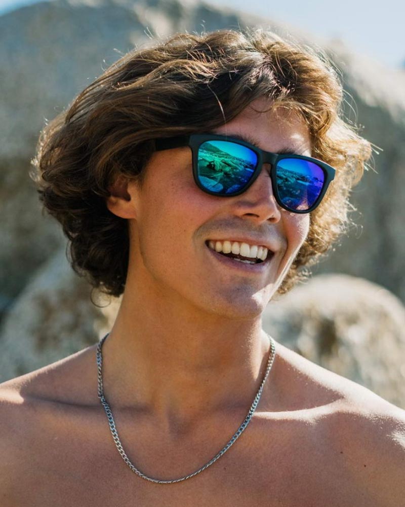 Klassiska solglasögon i svart med blå spegelglas #6314