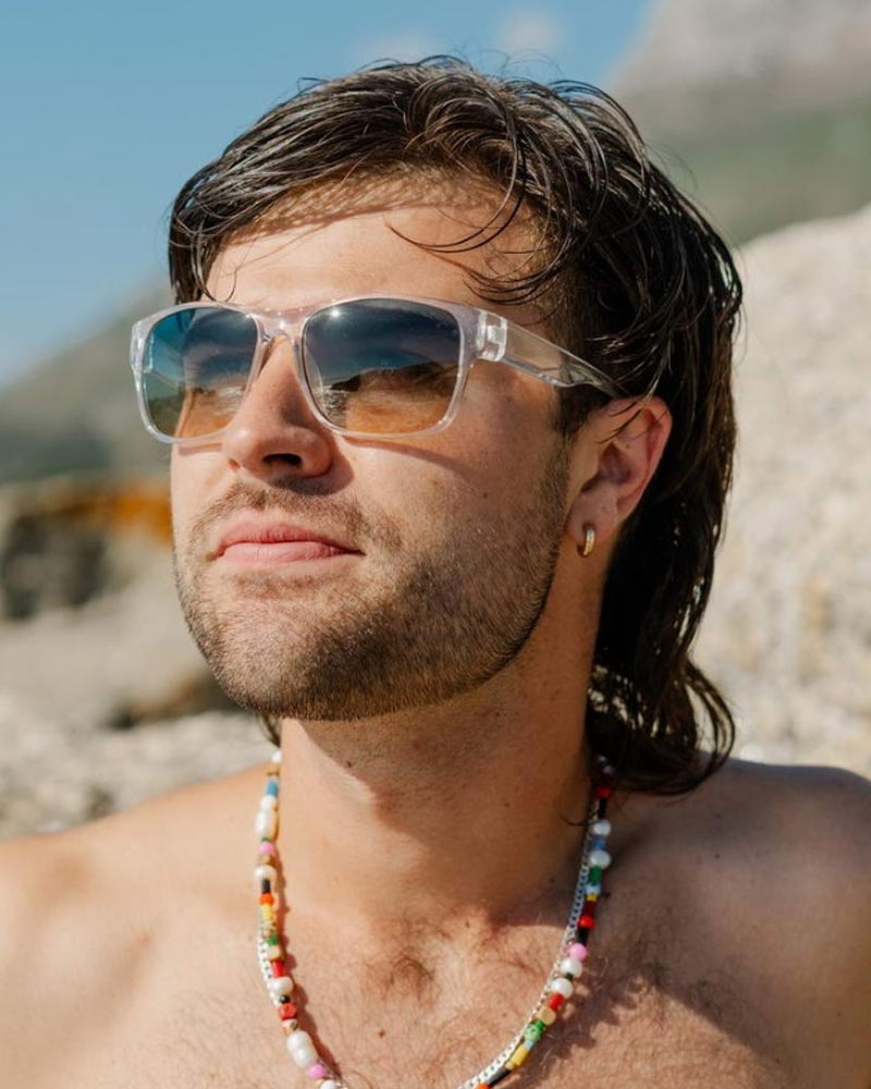 Klassiska solglasögon med transparenta bågar och gradienta glas