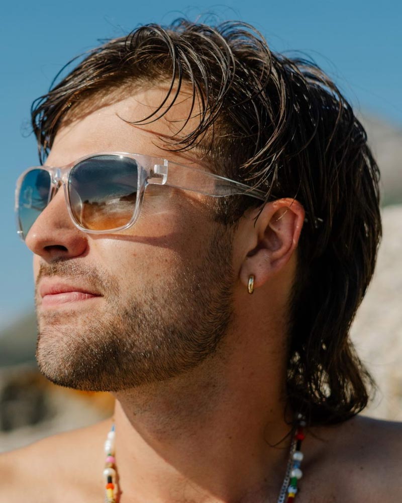 Klassiska solglasögon med transparenta bågar och gradienta glas