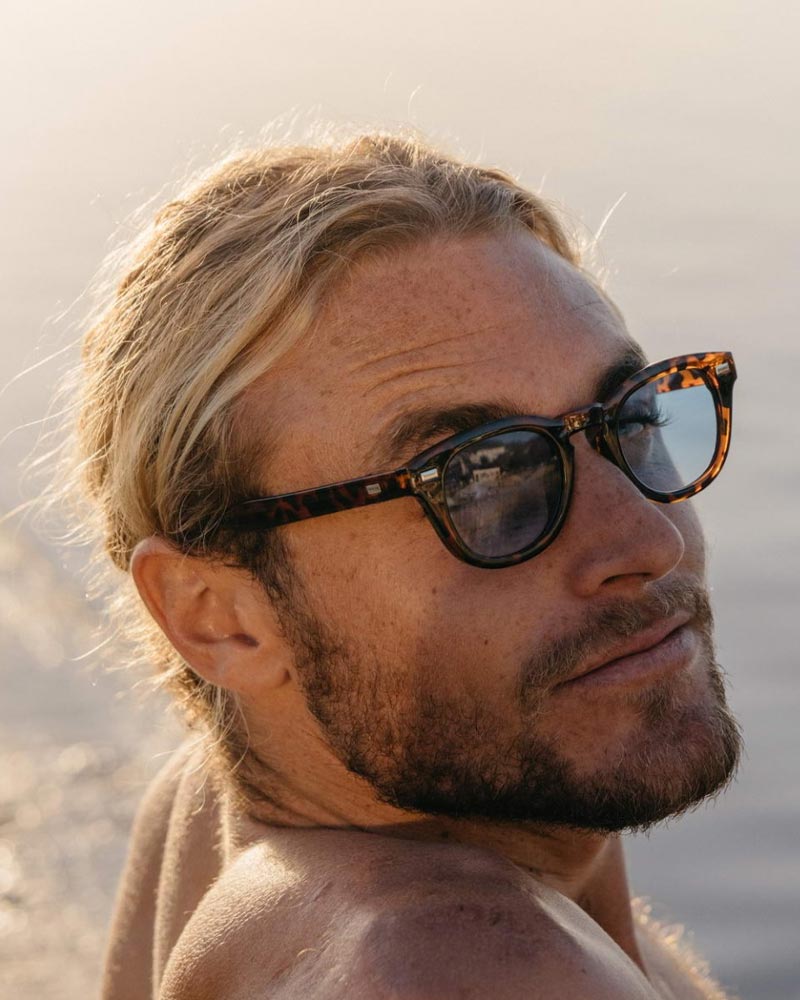 Klassiska solglasögon i brunmelerat med blå glas #8059