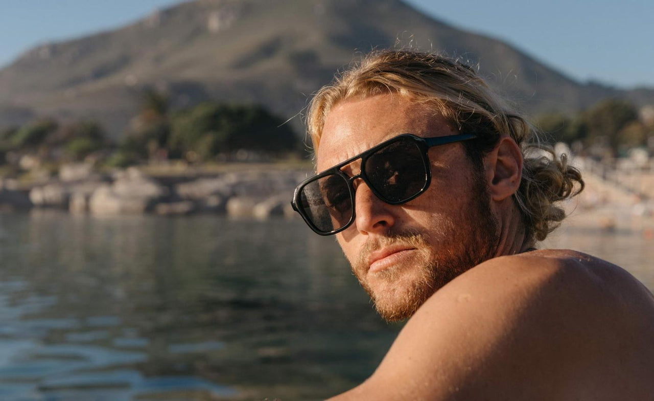 Aviator svarta solglasögon med svarta glas