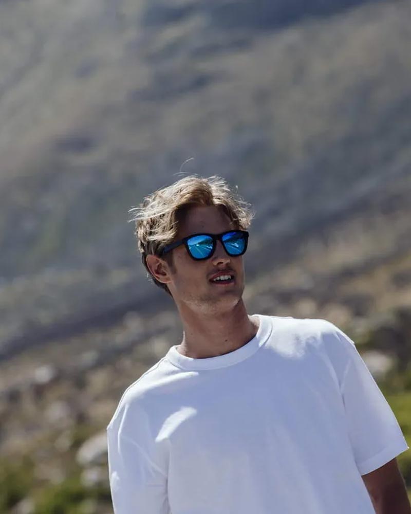 Klassiska svarta solglasögon i TR90 med blå spegelglas + vikbart case Durella3