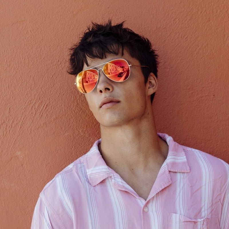 Pilotglasögon i guldig metall med röda spegelglas