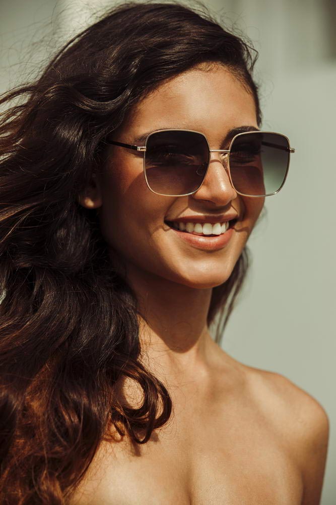 Pilotglasögon i guldig metall med gröna glas