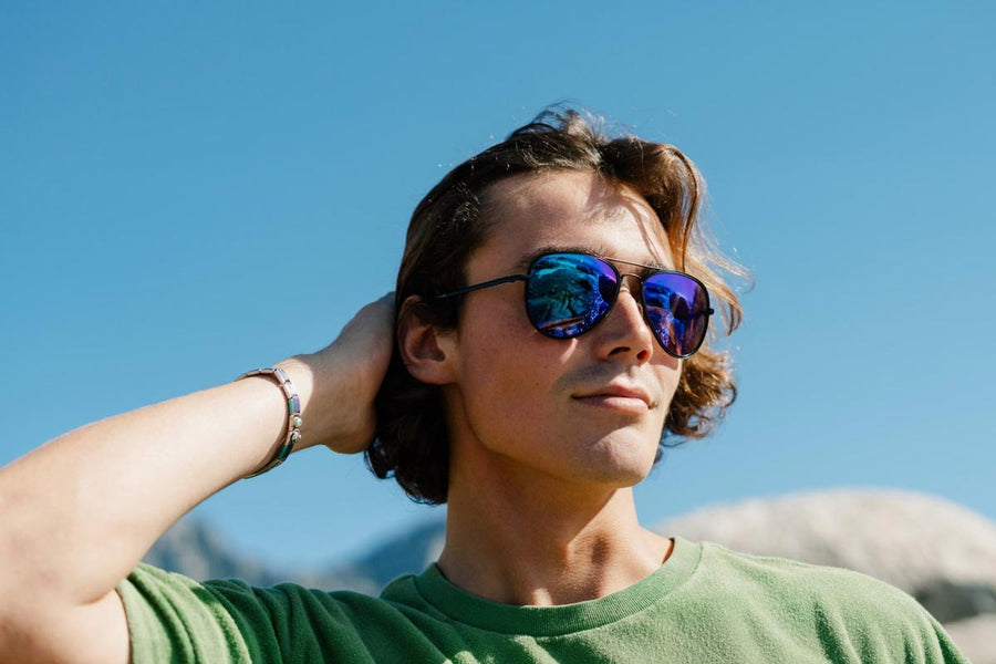 Aviator solglasögon i mattsvart metall med grönlila spegelglas