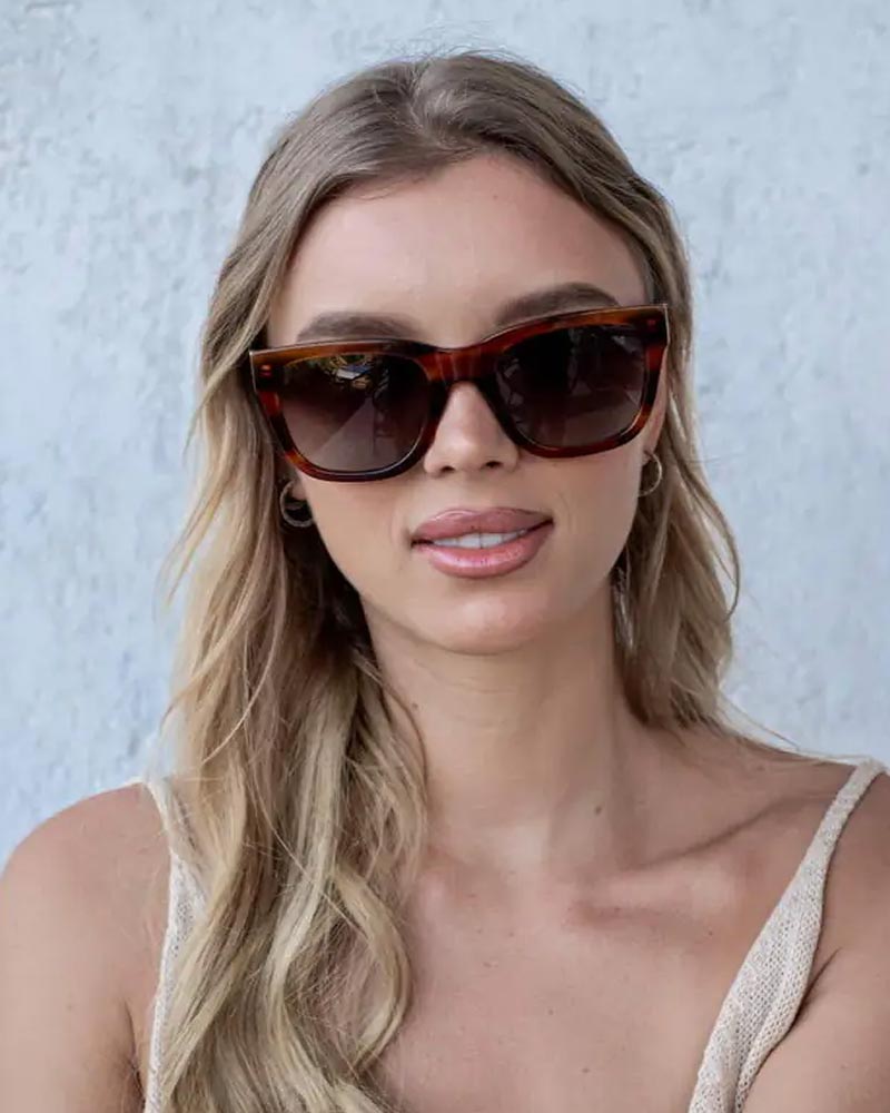 Klassiska solglasögon i brunmelerad acetat med bruna glas