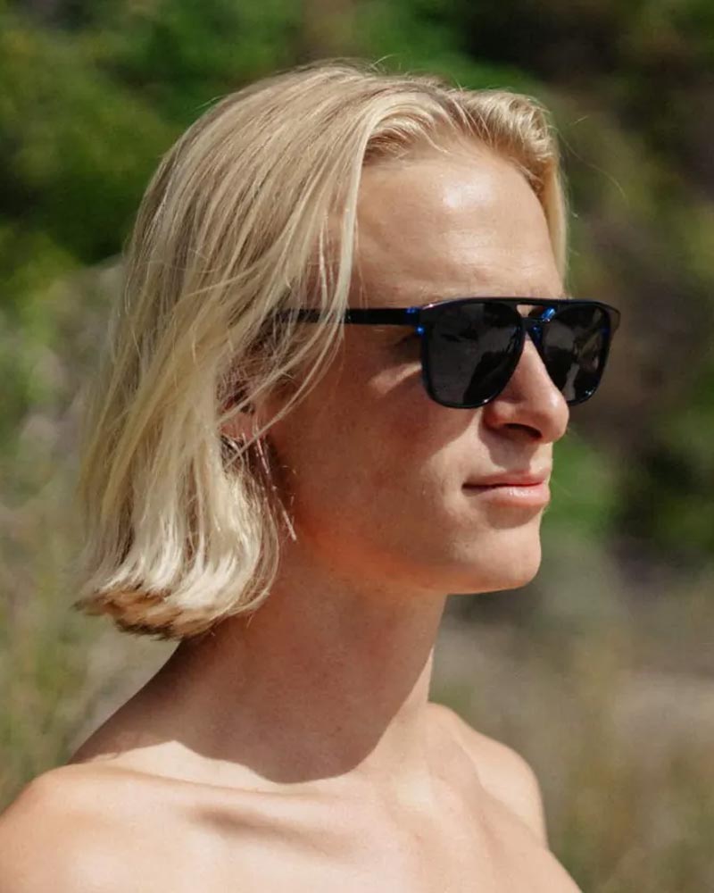 Klassiska solglasögon i svart & blått acetat med svarta glas