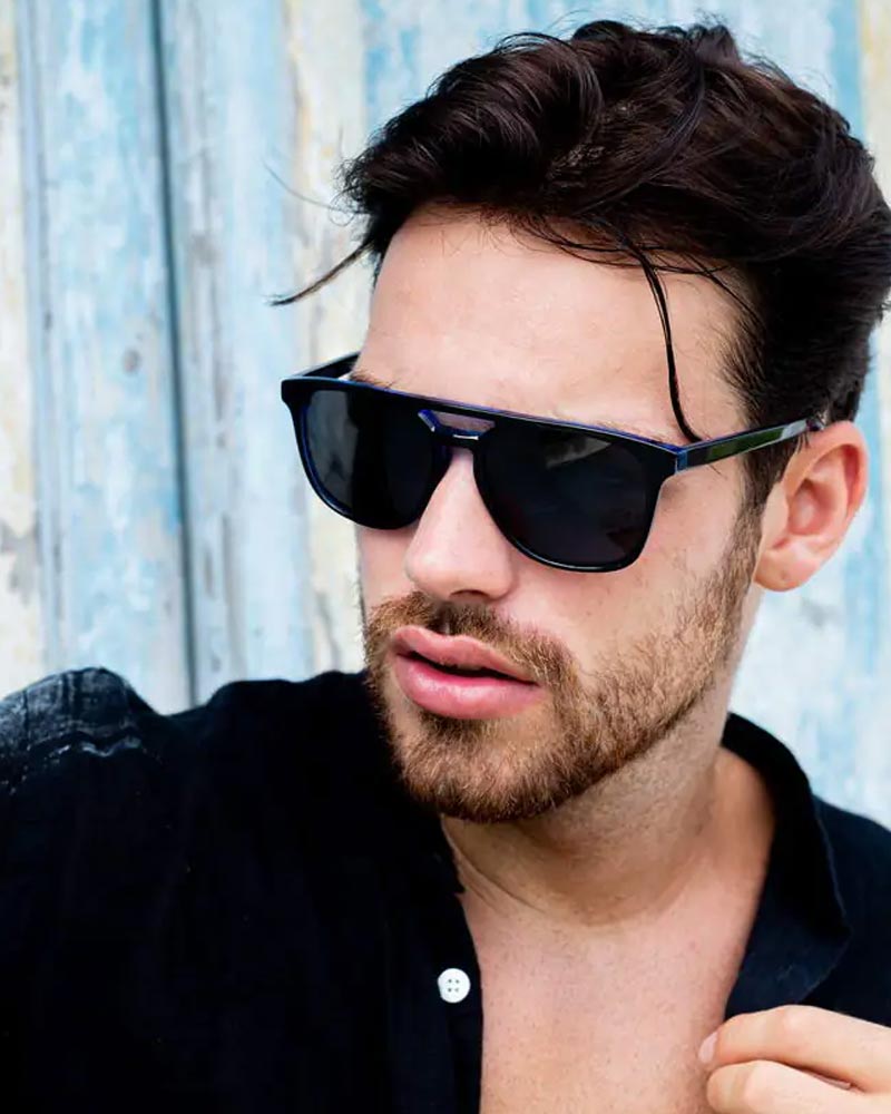 Klassiska solglasögon i svart & blått acetat med svarta glas