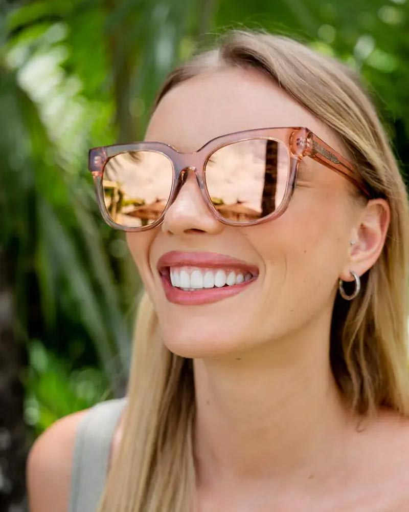 Klassiska solglasögon i rosa acetat med rosa spegelglas