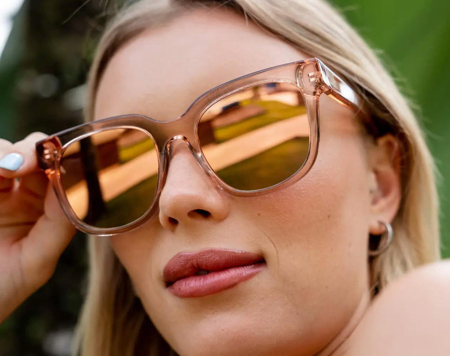 Klassiska solglasögon i rosa acetat med rosa spegelglas