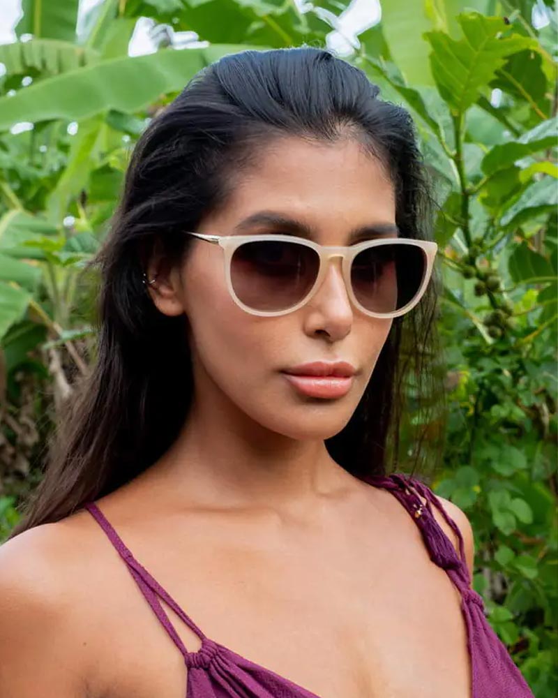 Klassiska solglasögon i beige acetat med bruna glas