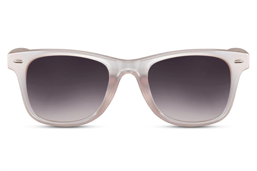 Klassiska solglasögon i vitt med svarta glas