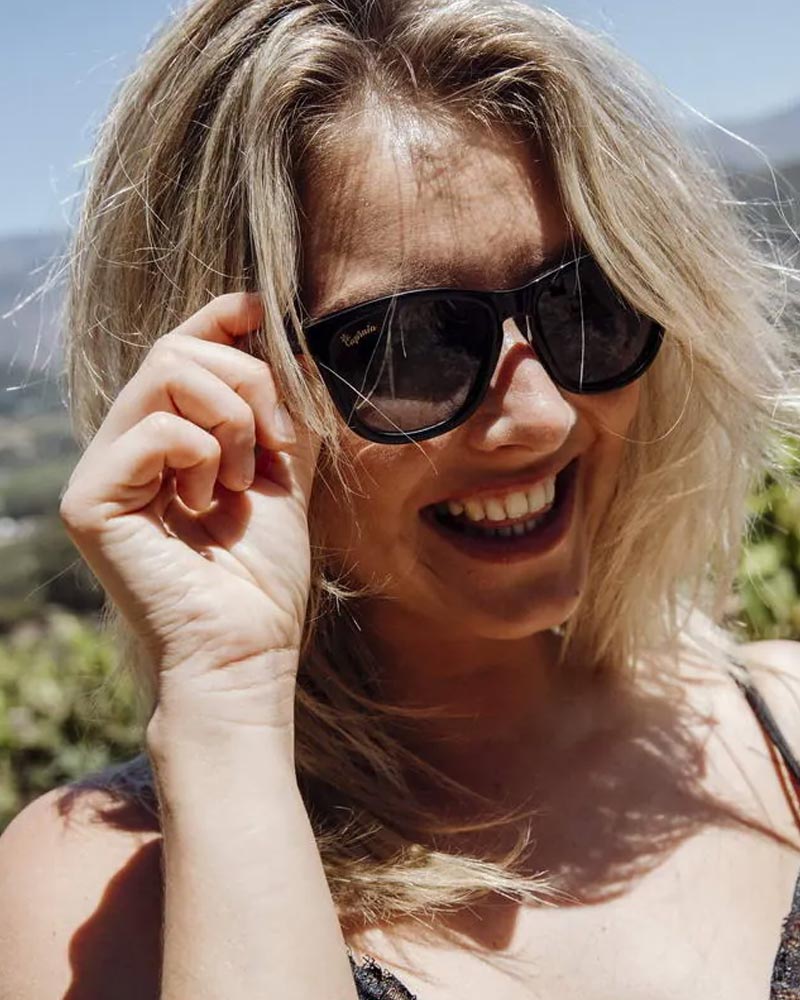 Klassiska svarta solglasögon i TR90 med svarta glas + vikbart case