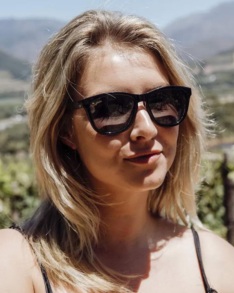 Klassiska svarta solglasögon i TR90 med svarta glas + vikbart case